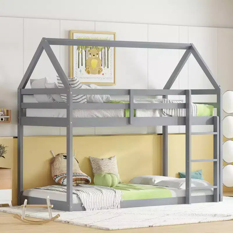 Letto a castello singolo bianco a forma di casetta con scaletta e sponde di protezione, per 2 persone