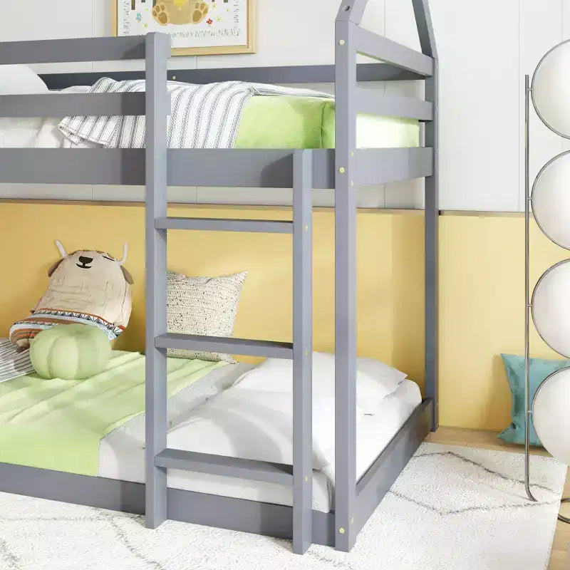 Letto a castello singolo bianco a forma di casetta con scaletta e sponde di protezione, per 2 persone