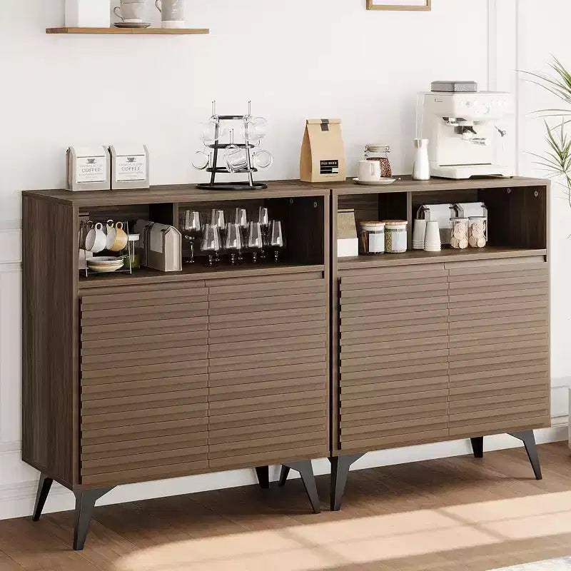 Credenza/mobile buffet scanalato da 42", legno naturale/noce, stile metà secolo, ripiani aperti e ante, gambe in metallo nero