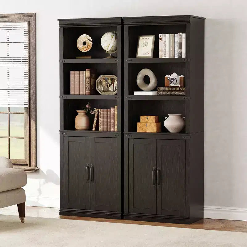 Libreria a 5 Ripiani con Ante, Bianco Antico / Nero / Rovere Scuro / Grigio – Stile Rustico