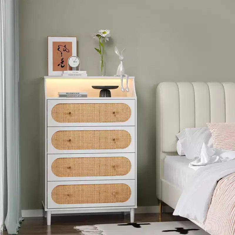 Cassettiera bianca a 4 cassetti con frontali in rattan e luci RGB, 30"W