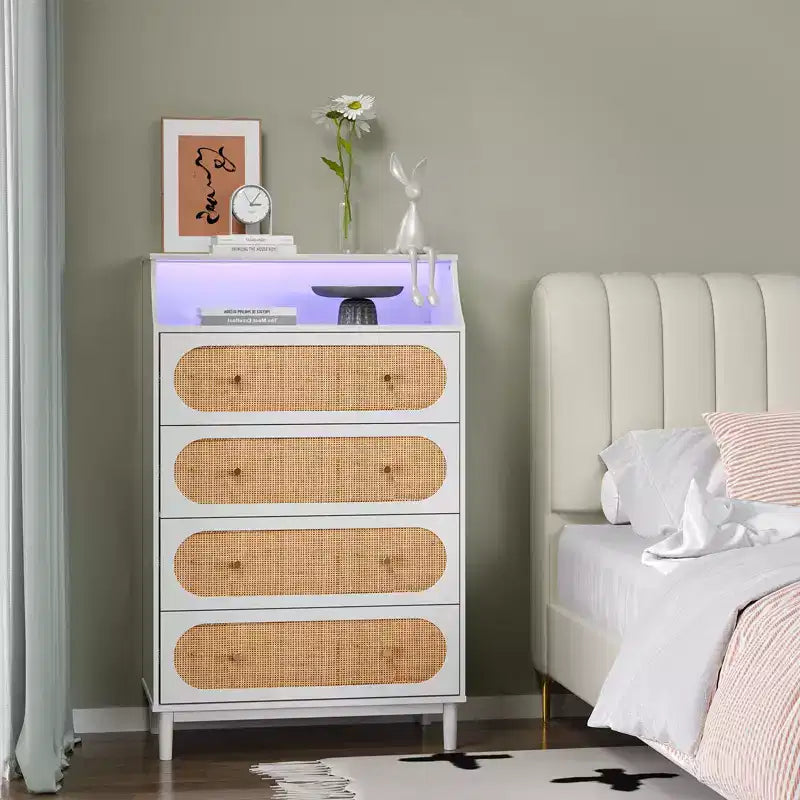 Cassettiera bianca a 4 cassetti con frontali in rattan e luci RGB, 30"W