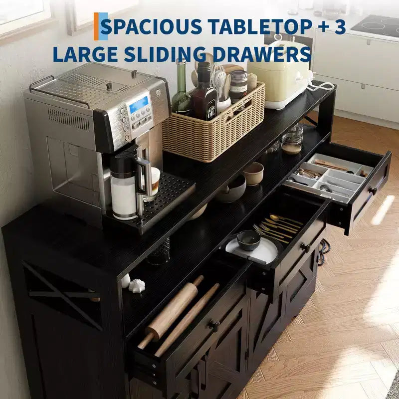 Mobile Credenza da Cucina, Nero/Bianco, 3 Cassetti e 4 Ante Scorrevoli Stile Fienile, 130 cm, con Stazione di Ricarica