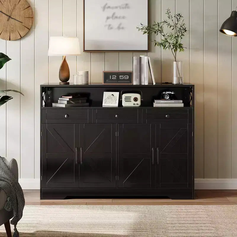 Mobile Credenza da Cucina, Nero/Bianco, 3 Cassetti e 4 Ante Scorrevoli Stile Fienile, 130 cm, con Stazione di Ricarica